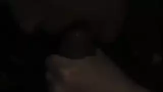 شقراء مثارة ترتدي ملابس داخلية تأخذ قضيبًا كبيرًا في مهبلها