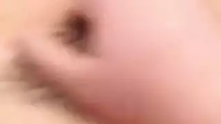 طالب شاب يأخذ قضيبًا صلبًا في الفصل الدراسي