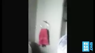قضيب ضخم يملأ مؤخرة شقراء ضيقة قبل أن تمارس الجنس بقوة