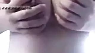 بنت تعرض جسمها بملابس النوم