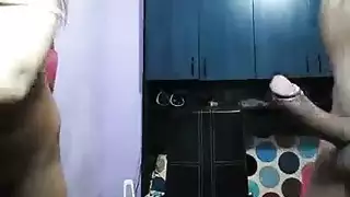 بنت تنام بجانب حبيبها وثم ترضع زبه