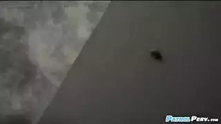 حلمات مثقوبة على أثداء صغيرة: جنس فموي وجلسة جنس قاسية