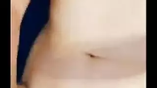 شقراء مغرية في باروكة وجوارب تتعرى لجلسة سمر إباحية