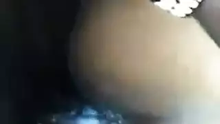 شاهد هذه الجميلة السمراء وهي تُفحّط مهبلها الضيق بشهوانية