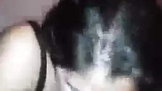شريط جنسي سري: سمراء ممتلئة الصدر تختنق بقضيب صلب