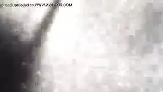 الرجل المتزوج يمارس الجنس بقوة مع فرج زوجته الضيق