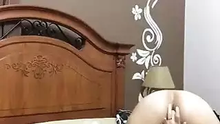 حبيبتي ذات الصدر الممتلئ جوليان تصلب حلمتيها في استمناء إباحي