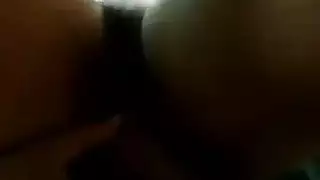 ممارسة الجنس الصاخبة في غرفة النوم تجعل مراهقًا مسترق النظر يقذف