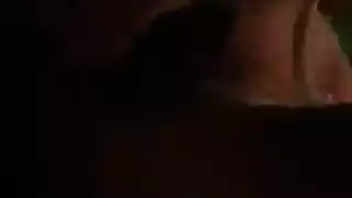 وضعت فتاة شقراء لها دسار ضخمة في ثقب الحمار وذهب إلى آلام رائعة لتناول حمولة