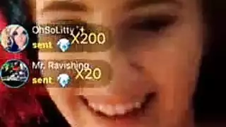 أثداء مستديرة ترتد على قضيب صلب في دبرها الخلفي الضيق