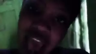 لعب ذكري فردي بمساعدة الشريك: اختراق شرجي عميق بديلدو من منتج طازج