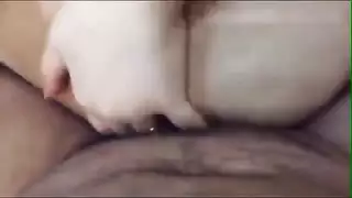 لحس صدرها، إدخال أصابعه، ثم نيكها بقوة