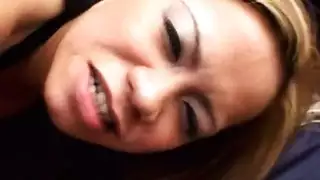 الآسيوية المثيرة تستمتع بقضيبها الناعم مع كريم على الأريكة