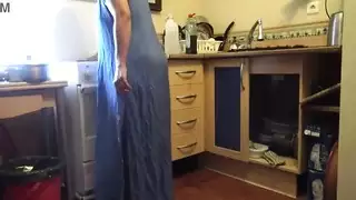 الابن ينيك زوجة الأب في المطبخ