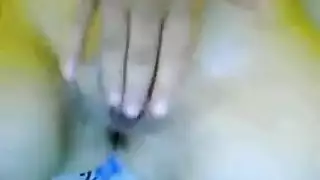 مراهقة تندي قضيبه المنتفخ بالكامل