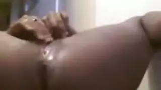 الام تعاقب ابنها وتخلى صديقه ينكها