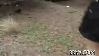 جنس صعب في السيارة: صديق الزوجة يطلب عرضًا مباشرًا