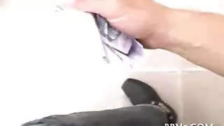 نحيف في سن المراهقة ربط الحذاء