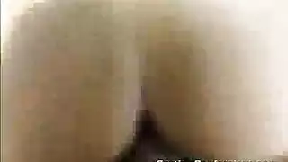 فتحة ضيقة تمزقت مع أدلة دموية