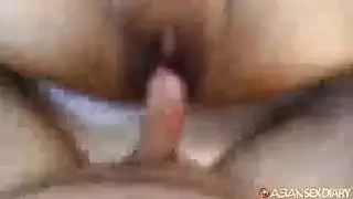 يحك زبه في بززها