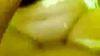 ربة منزل ممتلئة الجسم تُنادى بلا وعي في إباحية خام