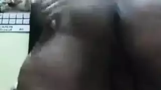 امرأة فاتنة تداعب مهبلها حتى تصرخ من هزة الجماع