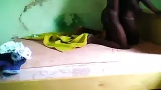 زبر الشاب الضخم يمدد محبوبته السوداء