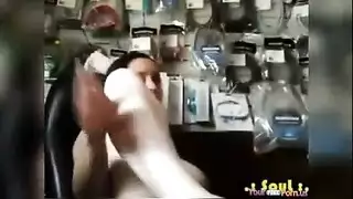 رجل ناضج يضرب المراهقة النارية في مشهد إباحي صريح