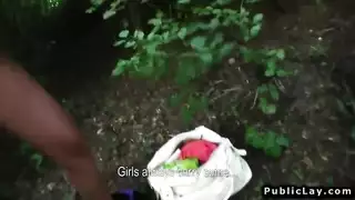 سمراء منحنية تتباهى بأثدائها الضخمة ولعبها الجنسي المكثف