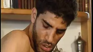 إيفا السمراء تخلع على ركبتيها للقصبة الحلقية وتخليص مزدوج