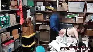 شرطي خاضع يأخذه بقوة قبل طلقة السائل