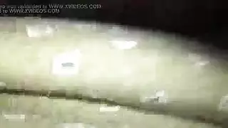 تقف أمي السمينة السوداء