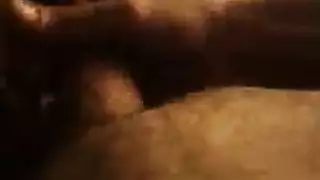 فتاة بكس مشعر تمص وتبلع قضيبًا ضخمًا وصلبًا