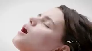 مراهقة سمراء أليسون تأخذ قضيبًا صلبًا في المطبخ