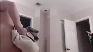 لعب في فتحة شرج هواة بعد الاستحمام: تمدد وملء