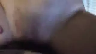 يقذف حليبه داخل كسها