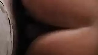 فتاة نحيلة تحصل على لحس فرجها الحليق بعمق