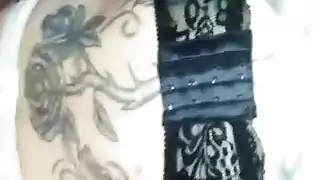 يساعدها للوصول للسرير