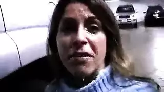 بنت تبعص طيز صديقتها على اريكة بيضاء