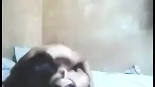 بعد آخر قضمة، يعطيها قذفاً على وجهها بعنف