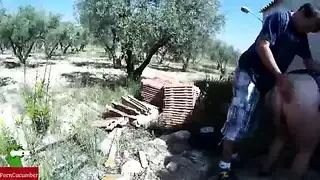 جنس علني: الزوج يأكل مؤخرة زوجته الكبيرة في الخارج