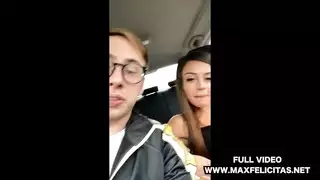 يلبس الجنس سويسري الذي يذاكر كثيرا
