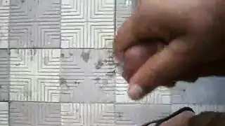 قضيب عربي كبير يحصل على استمناء عنيف وإفراغ حمولة ضخمة