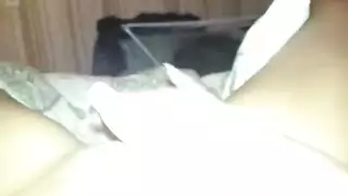 بنت جميلة راسمة تاتو وبتلعب في كسها وتنزل لبنها