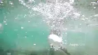 تعرٍ كلي: التخلص من الملابس والمشي بفخر بجسدها الساخن