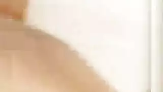 نساء كاسيات عاريات على