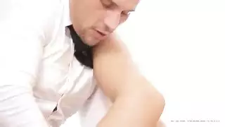 صديق الابن يمارس الجنس مع أمه المثيرة في مشهد صريح