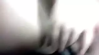فيكي تجد قضيبًا أسودًا سميكًا لتركبه