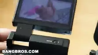يطارده ويمسكها
