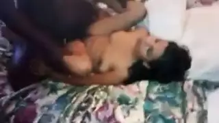 مشهد إباحي: الساحرة السمراء تمارس الجنس من الخلف أمام الكاميرا